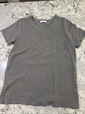 Tres Bien Ribbed V-Neck Short Sleeve Tee in Gray